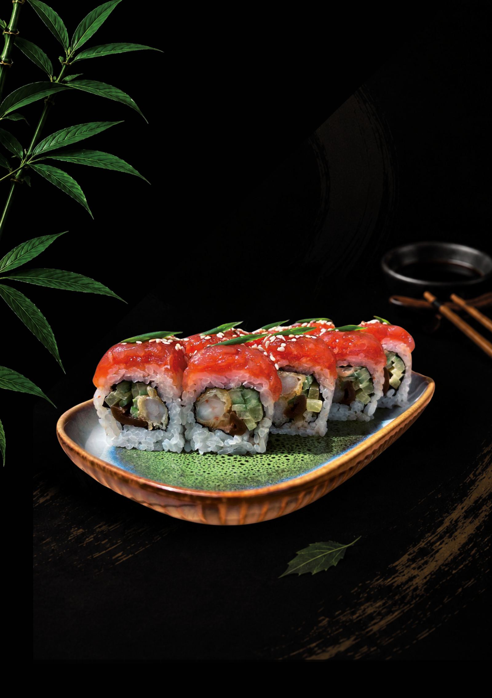 Rolka sushi z tuńczykiem na talerzu
